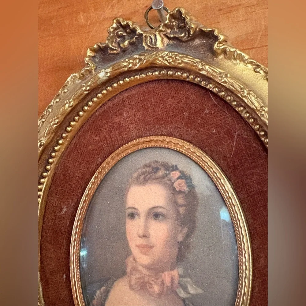Vintage Gold Ornate Oval Frame Cameo Creation.